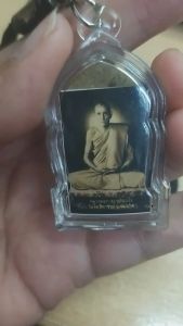 พระสิวลีองค์จ้อยมีย่าม เนื้อผงน้ำมันดำ หลวงพ่อกวย มาพร้อม ภาพถ่ายขาวดำ 2500-2515