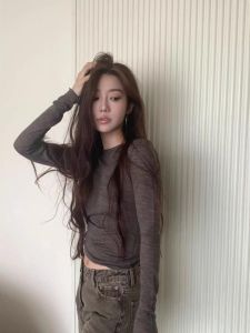 เสื้อยืดแขนยาวทรงสลิมฟิตสำหรับผู้หญิงในฤดูใบไม้ร่วง เสื้อชั้นในสั้นสไตล์อเมริกัน เสื้อผ้าทำงานสไตล์หวานและเผ็ดร้อน