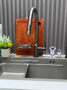 Elegant 304 Stainless Steel Pull-Out Kitchen Faucet with Multi-Function High-Pressure Flushing and Storage Rack