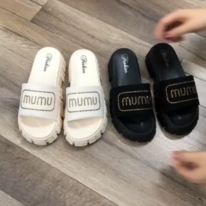 2023 รองเท้าฮิตติดชารต์ สร้างสวยผู้หญิง เสริมส้นดูสวยยย รองเท้าผู้หญิง สายเเฟชั่นสวยผ้า 2023 รองเท้าส้นตึกสูง สมุดเสริมสวย ให้ความสวยใสและความงามสูง 2 สีพลาสก็ถือว่าตอบโจทย์ลูกค้า