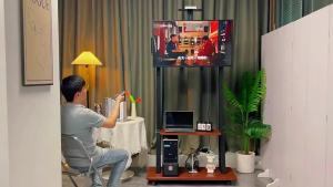 TV Rack With Wheels Tv Rack Shelf TV Mount Floor Movable Integrated Household Skyworth 70/95 Inch