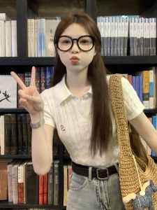 เสื้อเชิ้ตคอโปโลแขนสั้นถักทรงสลิมฟิตสำหรับผู้หญิง สไตล์ฤดูร้อน 2024 เสื้อชั้นในลำลองสำหรับใส่ทำงาน แฟชั่นลำลอง