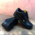 Sepatu Safety Proyek Pria Ujung Besi Cocok Untuk Kerja Lapangan. 