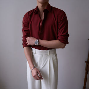 เสื้อเชิ้ตผู้ชายคอปกพับทรงหลวมสบาย ๆ ฤดูใบไม้ร่วง แขนยาว ผ้าฝ้ายผสมสีแดงสำหรับงานแต่งงานและงานเลี้ยงลูกข้างบ้าน