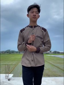 Baju Koko Pria Lengan Panjang Warna Coklat Kombinasi Batik Motif Adidis Merek Elrumi