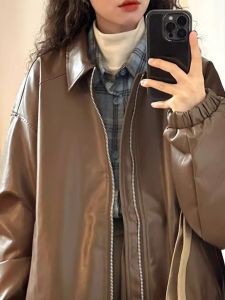 แจ็คเก็ตหนัง PU สไตล์อเมริกันย้อนยุคสำหรับผู้หญิง 2025 แจ็คเก็ตมอเตอร์ไซค์สีน้ำตาลใหม่ แจ็คเก็ตมีฮู้ดแบบหนา แจ็คเก็ตมีซิป
