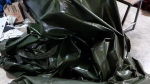 ผ้าใบผ้าร่มเคลือบเงา 2 ชั้นเนื้อเหนียวแน่นมีสีเข้มขอบฝังเชือกตอกตาไก่ใช้คลุมรถ 6 ล้อ  ขนาด 4.5X6 เมตร