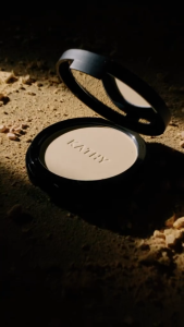 แป้งพัพสะท้อนแสง Kathy onstage perfect skin powder ใหม่!! ตลับดำ