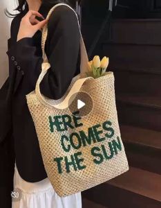 กระเป๋าผู้หญิงทอใหม่ กระเป๋าสะพายข้างใบใหญ่ ปักอักษรภาษาอังกฤษ ใส่ของได้เยอะ เหมาะกับการเดินทาง (จัดส่งจากกทม.)B218