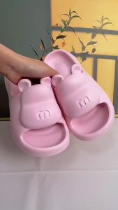 Lilyshoes รองเท้าแตะพื้นหนาสามมิติหมีน่ารักสำหรับผู้หญิงฤดูร้อนรองเท้าแตะใช้คู่สำหรับใส่ในบ้านรองเท้าแตะกันลื่นฤดูร้อนพื้นแบนลายการ์ตูนน้ำหนักเบา