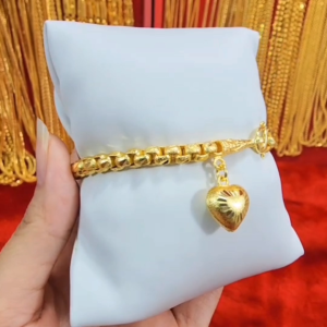สร้อยข้อมือทองพ่นทราย น้ำหนัก 2 บาท ความยาว 7 นิ้ว ลายผ่าหวายจี้หัวใจ รับประกัน 1 ปี แถมฟรี! ตะขอ ทองชุบ