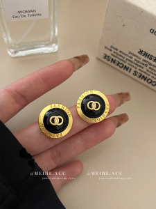 Elegant Black Gold Letter Double Ring Earrings Fashionable Luxury Womens Jewelry Stylish Fresh out Korean Fruit Pattern Alloy