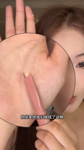 ปากกาแต่งหน้าใต้ตานี้ช่วยปรับรูปหน้าให้ดูอิ่มเอิบและสมดุลยิ่งขึ้น กันน้ำและเหงื่อ ไม่ลบเลือนหรือจางหาย ออกแบบมาเพื่อนักเรียนโดยเฉพาะ