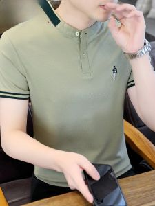 HENGYUANXIANG | เสื้อยืดแขนสั้นผู้ชายสไตล์จีนใหม่ คอฮันซี ปักลาย ทรงหลวม สวมใส่สบาย ระบายอากาศได้ดี ฤดูร้อน 2025 เส้นใยโพลีเอสเตอร์