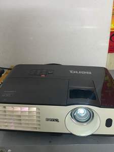 Máy chiếu Full HD BenQ TH681 chuyên dùng chiếu phim giải trí gia đình dùng phòng có ánh sáng