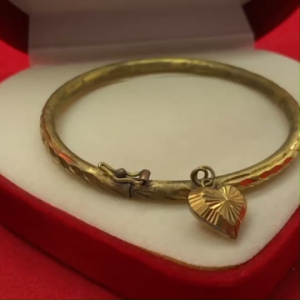 กำไลหลอดคลิปล็อคทองเหลืองตัดลายห้อยจี้หัวใจ เส้นผ่านศูนย์กลาง 5.5 ซม. ใส่ในชีวิตประจำวันได้