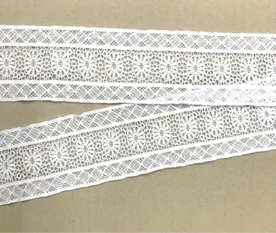 1 mét ren cotton trắng.