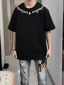 เสื้อยืดคอกลมแขนสั้นทรงหลวมพิมพ์ลายตัวอักษรสไตล์วัยรุ่นสำหรับทั้งชายและหญิง ฤดูร้อน 2025 แฟชั่นฤดูร้อน