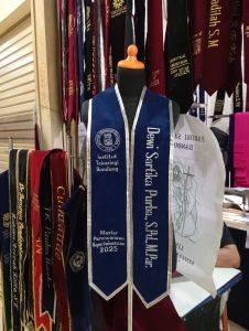 ( SATU HARI JADI ) Selempang Kalung Model V Pakai Pita/Pinggiran || selempang wisuda Bandung || Selempang wisuda baltos || Selempang wisuda premium || Selempang wisuda Bordir || Selempang wisuda model V