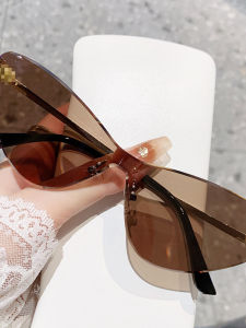 แว่นกันแดดทรงหัวแมวแบบปรับแสงสีลูกกวาด ดีไซน์ M แฟชั่น ไร้ขอบ สำหรับผู้ชายและผู้หญิง เหมาะกับใบหน้ารูปกลม