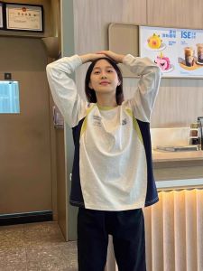 เสื้อยืดแขนยาวสไตล์อเมริกันย้อนยุคแบบลำลองสำหรับผู้ชายและผู้หญิง ฤดูใบไม้ผลิและฤดูใบไม้ร่วง เสื้อตัวบนหลวมๆ สไตล์ไฮสตรีทสำหรับคู่รัก