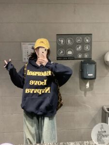 อินเทรนด์ โอเวอร์ไซส์ เสื้อฮู้ด เสื้อแจ็คเก็ต สําหรับผู้หญิงน้ําหนักเบา หลวม แขนยาวพอดี ลายพิมพ์ตัวอักษร ฤดูใบไม้ผลิ ฤดูใบไม้ร่วง พลัสไซส์ มีจําหน่าย