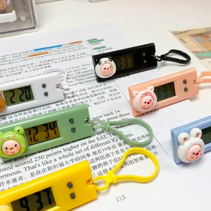 (Ngẫu Nhiên) Đồng Hồ Điện Tử Mini Móc Khóa – Treo Balo Hoạt Hình Dễ Thương Mới Nhất 2025