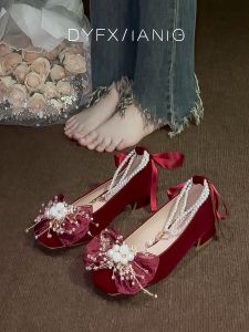 รองเท้าแต่งงาน Mary Janes ไม่ลื่น 2024 รองเท้าแต่งงานสีแดงดอกไม้ใหม่ รองเท้าส้นหนาสำหรับงานเลี้ยงเหล้า รองเท้าส้นสูงสำหรับผู้หญิง