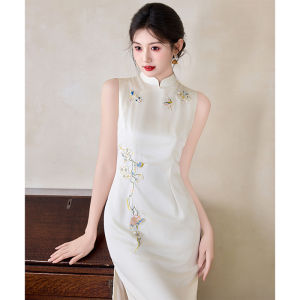 Elegant Embroidered White Cheongsam