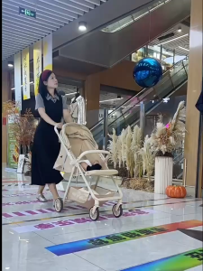 Beige รถเข็นเด็ก รถเข็นเด็กแบบนั่ง มีเบรค โช้คอัพ รถเข็น 4 ล้อ ของขวัญปรับ พกพาสะดวก รถเข็นเด็กทารก