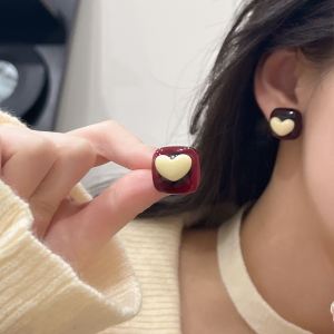 Sweet Simple Red Heart Ear Cuff Jewelry No Piercing Geometric Design New Year Fashion Earring Elegant Girls Accessory