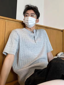 เสื้อยืดคอโปโลถักแขนสั้นผู้ชายสีเทาอ่อนสไตล์ย้อนยุค Cleanfit ทรงหลวม ทรงปกติ ฤดูร้อน 2025 ผ้าฝ้ายผสมโพลีเอสเตอร์