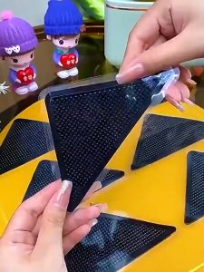 mcute  สติ๊กเกอร์กันลื่นพรม 4ชิ้น Carpet Grippers กันลื่นมีกาวในตัวสําหรับติดพื้นพื้น ทปตีนตุ๊กแก-เหนียว