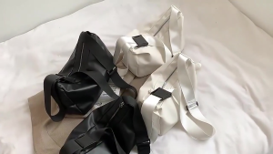 กระเป๋าสะพายไหล่สไตล์สตรีทสีดำ ขนาด 33*13*20 ซม. น้ำหนัก 0.3KG วัสดุ PU ทนทาน สะดวกสบาย ออกแบบมาพร้อมช่องเปิดพร้อม