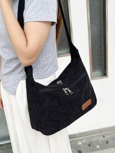 กระเป๋าสะพายข้างผ้ากำมะหยี่แบบลำลองขนาดใหญ่ น้ำหนักเบา กระเป๋าสะพายข้างผู้หญิงแบบลำลอง กระเป๋าสะพายข้างแบบสะพายข้าง กระเป๋าผ้ากำมะหยี่แบบลำลอง