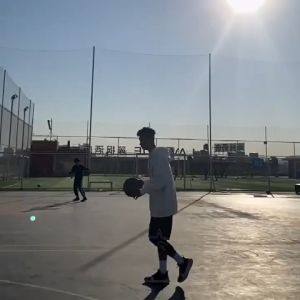 กางเกงขาสั้นหลวมลำลองสำหรับกางเกงบาสเกตบอลกีฬาระบายอากาศลายใบไม้สี่แฉกนำโชคแฟชั่นใหม่ฤดูร้อนฆ่า