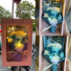 Set Quà Tặng Bó Hoa Sáp Kèm Túi Kính Thiệp Đèn