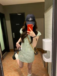 ชุดเดรสสีเขียวแขนสั้นทรงหลวมสบายๆ สำหรับผู้หญิง ฤดูร้อน 2025 ชุดเดรสสั้นทรงเอเอวสูง สไตล์เรียบง่าย สีสันสดใส