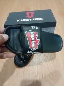KIDZTUBS Sandal Anak Laki-Laki Karet Slipper Slide Selop Slipon Jepit Karakter Warna Hitam Usia 6-10 Tahun 1359100424