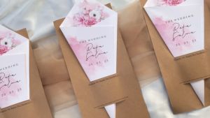 Perlengkapan Pesta Pernikahan: Kartu Undangan Unik & Bouquet