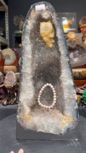 clear quartz 五行“金” 💯天然白水晶钛晶洞 白水晶体非常闪亮✨ 钛晶共生✔️ 边部绿红幽灵