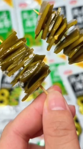 卫龙-风吃海带 经典香辣味 15G×20盒装 香辣海带 海带丝 零食小吃 下饭菜 休闲食品 WEILONG DELICIOUS-Yummy Kelp-Spicy Flavor 15Gx20 BOX