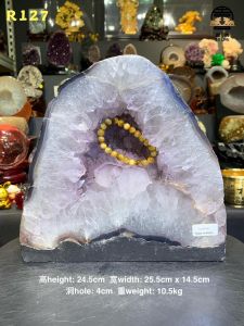 amethyst geode crystal cave 💯天然紫晶洞 玛瑙&黄幽灵边✅ 透亮紫晶体+黑发钛共生✅ 高height: 24.5cm 宽width: 25.5cm x 14.5cm 洞hole: 4cm 重weight: 10.5kg (如定制实木底座另加RM60) 📍Johor Bahru 区可自行取货或邮寄服务