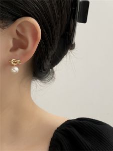 Handmade Pearl Short Alloy Ear Studs New Fashion Jewelry Womens Earrings Luxury Sensation Unique Design Postback Clasp
