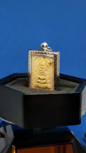 Master Lp Khom of Wat Phai Rong Wua BE2524(1981)精美头帮经粉狮子法座崇迪佛牌(崇迪佛为五大古佛之一)（此尊佛牌在泰国是非常著名的圣物之一）已包好精美花边不锈钢佛牌壳Very BeautifulRare Lp Khom Roon ReakNua Phong(Holy Powder) Classic Image Phra Somdej Amulet