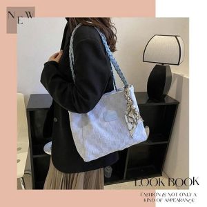 QJshop สินค้าน่าสนใจ กระเป๋าคุณผู้หญิงงานแฟชั่น ดีไซน์สวยเหมาะกับสายใช้งานแต่ได้ความน่ารัก วัสดุเป็นผ้าน้ำหนักเบา ใบใหญ่กำลังดี มี 3 สีให้เลือก แถมราคาถูกด้วยนะ ครบจบในใบนี้เลย