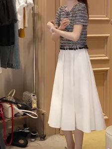 กระโปรงทรงเอเอวสูงสีขาวสไตล์ฮิปซี กระโปรงทรงเอทรงเอยาวปานกลางสำหรับผู้หญิง ฤดูใบไม้ผลิและฤดูร้อน 2024 กระโปรงทรงเอทรงเอ