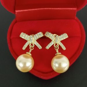 ต่างหูเงินแท้ชุบทอง/ทองคำขาวประดับไข่มุกแท้ทรงกลมสีทองฝังพลอยเพทายขาวดีไซน์หรูหรา