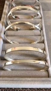 ITS ME กำไลเงินแท้92.5% แบบโค้งมน กำไลตัน เกี่ยวเข้าที่ข้อมือ หน้ากว้าง 5 mm. หนัก 1.2 บาทตัน Free size 6-6.5 นิ้ว(เรือนเงินแท้)