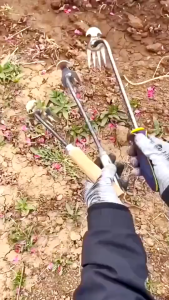 คราดเก็บหญ้า แบบ mini อุปกรณ์ทำสวน คราดเหล็ก หัวคู่จอบขุดดิน ขุดหญ้า ขุดดิน 6ฟัน 50cm